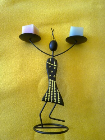Candelabro com figura africana